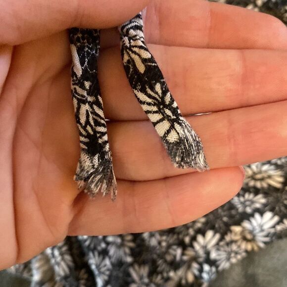 Billabong Black and White Floral Shorts Size Small - Picture 7 of 12